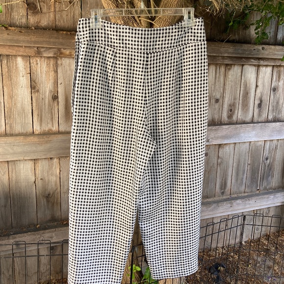 Black and White Cropped Pants by Club Monaco - Picture 8 of 9